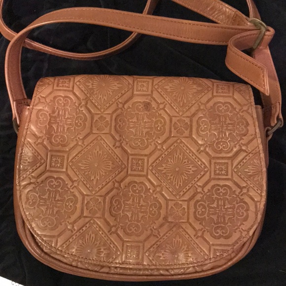 Elizabeth Clairborne crossbody tooled leather - Picture 1 of 8